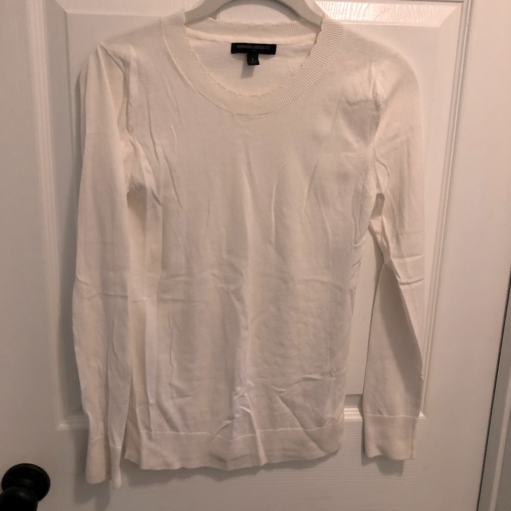 Banana Republic Factory white womens scalloped sweater Sz. S EUC